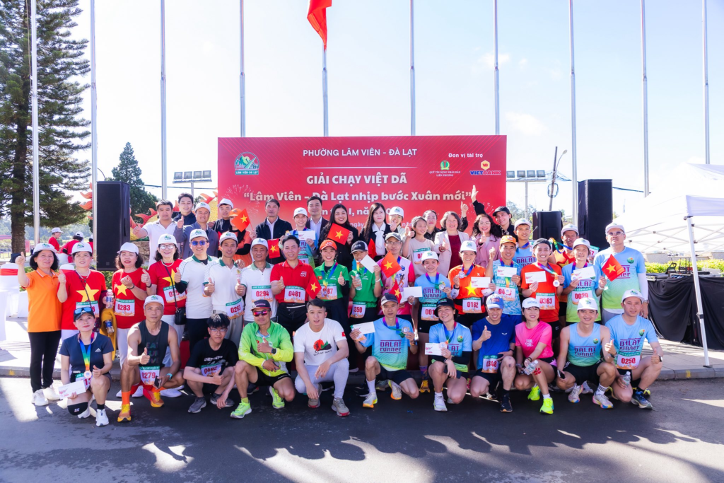 Giải chạy thu hút đông đảo cán bộ, người dân tham gia.
