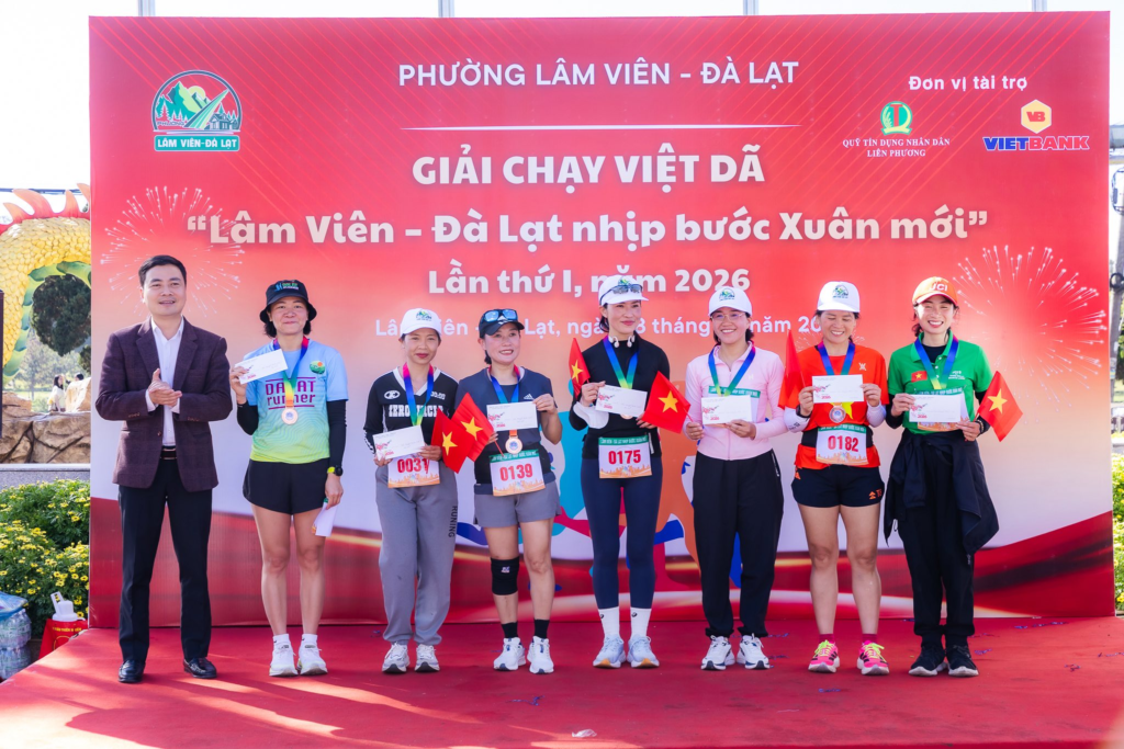 Lãnh đạo HĐND phường Lâm Viên trao giải cho các VĐV xuất sắc.